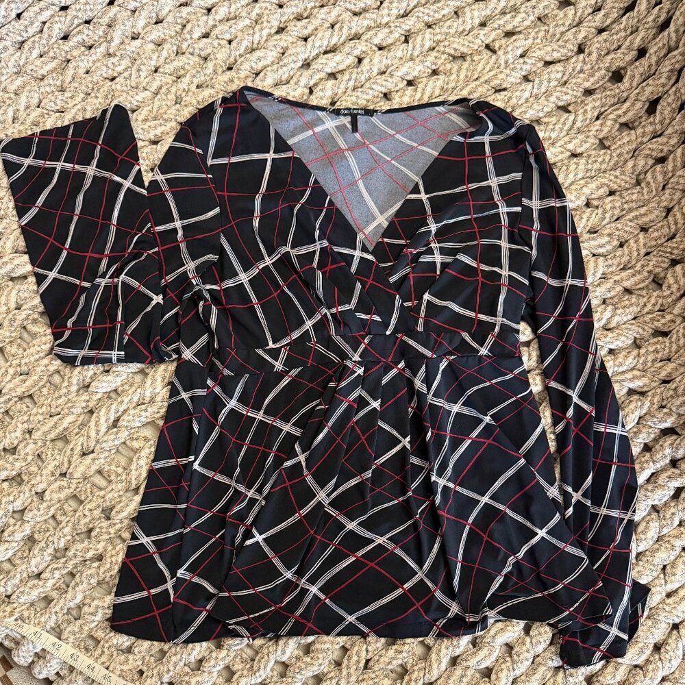 DAISY FUENTES long sleeve tunic top - V-neck, black, white, red - size Large